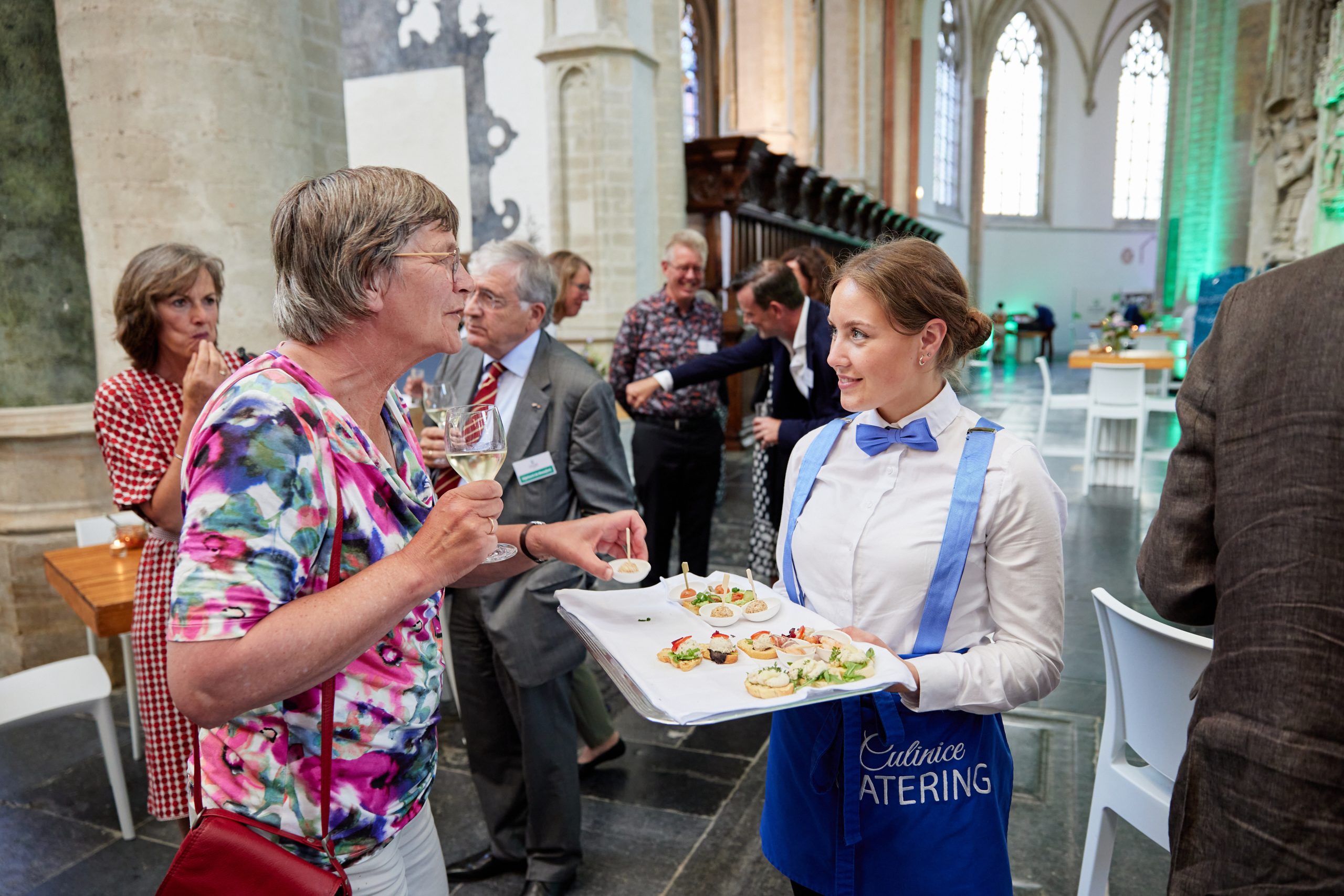 hapjes uitdelen grote kerk